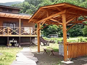 屋根付きのバーベキュー場