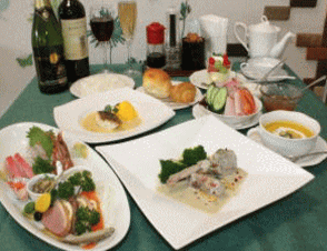 夕食は和洋中を織り交ぜた創作コース料理